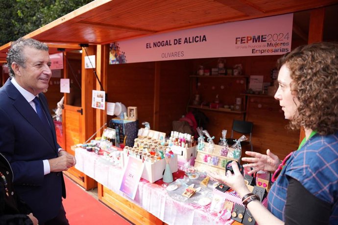 Archivo - El presidente de la Diputación, Javier Fernández, conversa con una de las empresarias participantes en Fepme, en foto de archivo