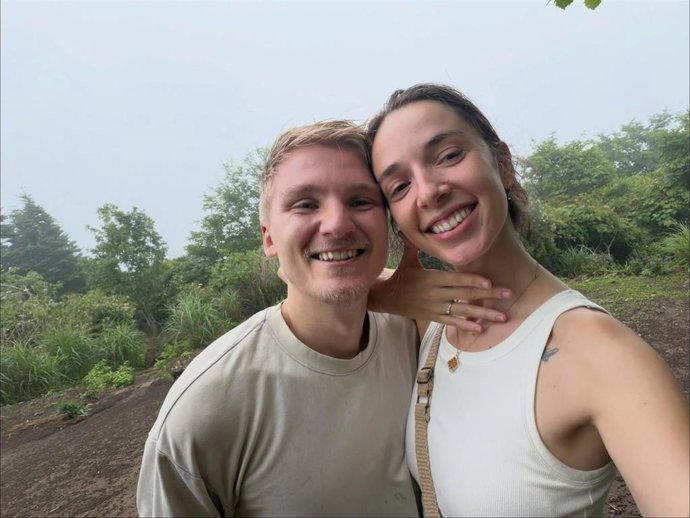 Palito Dominguín anuncia su compromiso con Harry James tras años de amor y presume de anillo