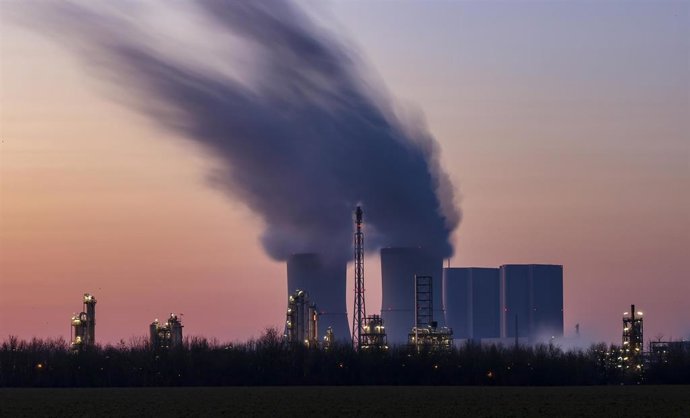 Archivo - El vapor sale de las instalaciones de Dow Chemical, con la central eléctrica de Lippendorf al fondo. En Böhlen se producen etileno y propileno a partir de gasolina mediante un proceso de craqueo.
