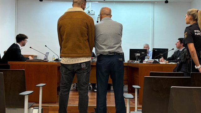 El acusado declarando en el juicio de este lunes por medio de un intérprete