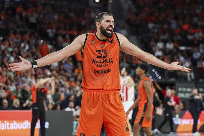 El pivót Nikola Mirotic, jugador del Valencia Basket, disputando un partido de Euroliga.