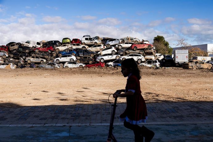 Archivo - Una xiqueta munta en patinet, a 25 de desembre del 2024, a Sedaví, València