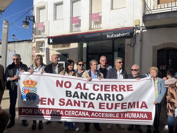 Crespín (PSOE) participa en una concentración en Santa Eufemia contra el cierre de su sucursal bancaria.