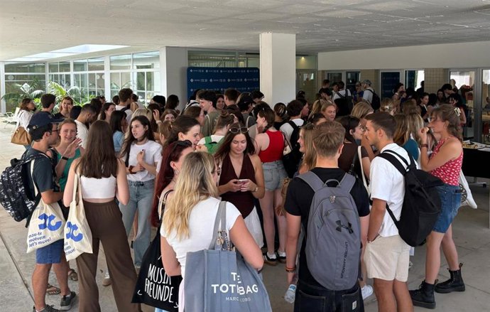 Archivo - Estudiantes a las puertas de la UIB.