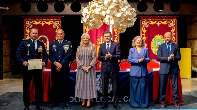El alcalde de Cádiz, Bruno García, en un acto de la Policía Local junto a la delegada de la Junta en Cádiz, Mercedes Colombo; la subdelegada del Gobierno en Cádiz, Blanca Flores; y el teniente de alcalde de Seguridad Ciudadana, Juan José Ortiz.