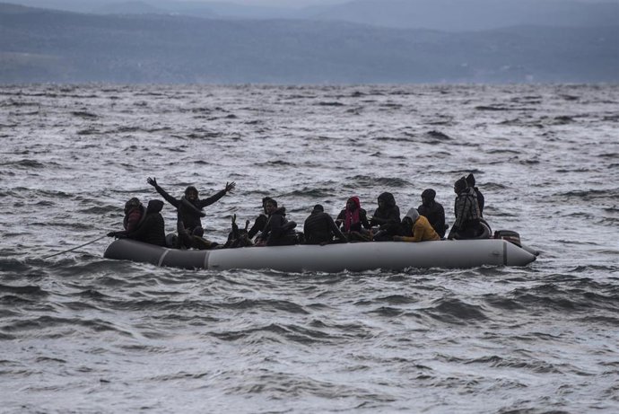 Archivo - Migrantes frente a las costas de la isla de Lesbos, en Grecia
