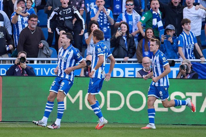 El jugador del Deportivo Alavés Lucas Boyé celebrando su gol contra el Atlético de Madrid en LaLiga EA Sports.