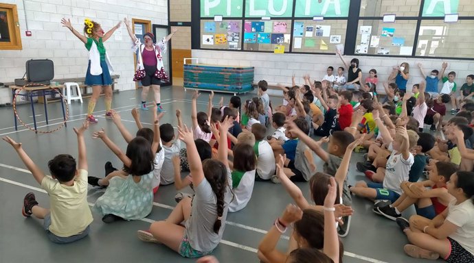 Payasospital celebra quinze anys de solidaritat en les aules amb un calendari que fa riure