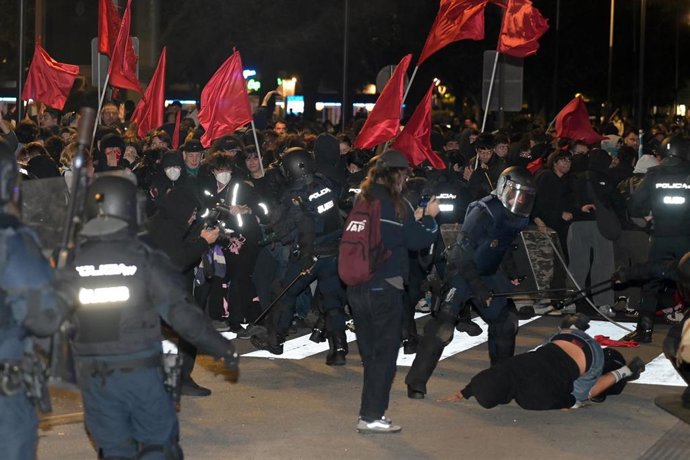La policía carga contra los manifestantes.