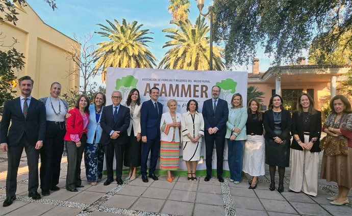 Foto de familia en la inauguración de la jornada 'Mujeres rurales: sembrando igualdad, recolectando oportunidades'.
