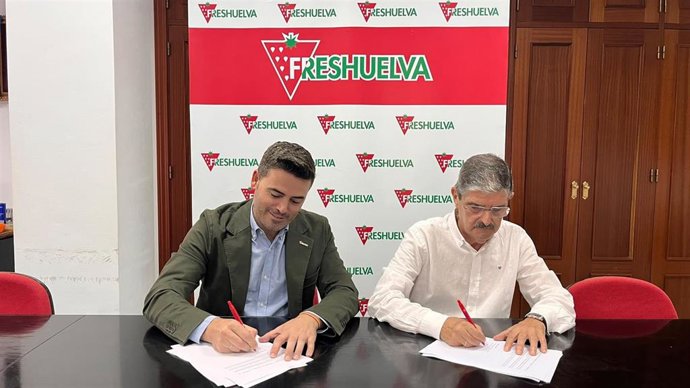 Firma del convenio entre Freshuelva y Huelva Riega.
