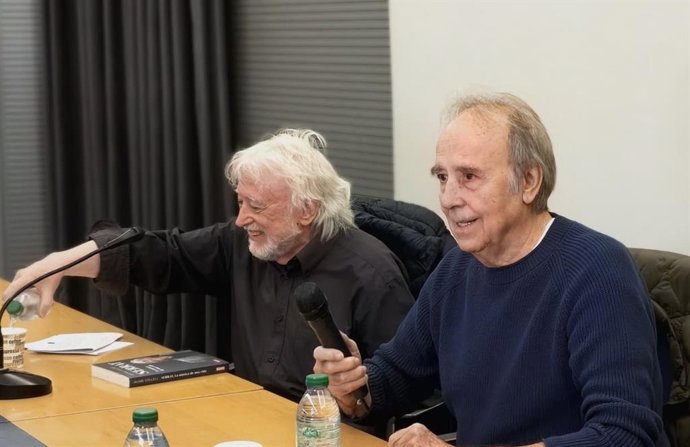 El cantautor Joan Manuel Serrat (derecha) junto a Antonio Marín Albalate en el salón de actos del Ayuntamiento de León.
