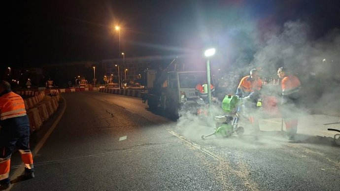 El Ayuntamiento de Córdoba instala un paso de peatones semaforizado provisional en la glorieta de Turruñuelos, en el marco de las obras que se ejecutan en la Ronda Norte, para facilitar un nuevo acceso peatonal al Parque Figueroa y mejorar la seguridad.