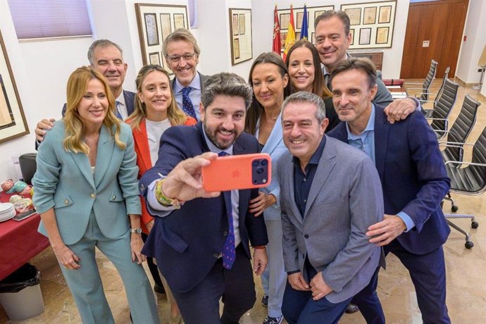 López Miras despide a Conesa en su último Consejo de Gobierno antes de concurrir al Congreso