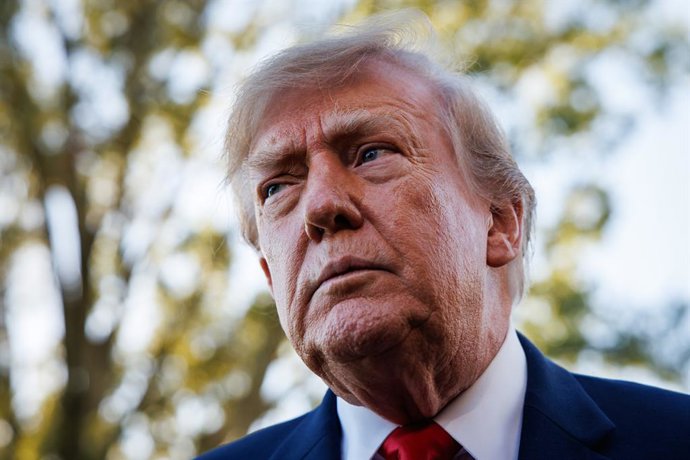 21 de outubro de 2026, Washington, Distrito de Columbia, EUA: O presidente dos Estados Unidos, Donald J. Trump, conversa com repórteres antes de partir do Jardim Sul da Casa Branca, em Washington, DC, EUA, em 21 de outubro de 2026. Trump está viajando par