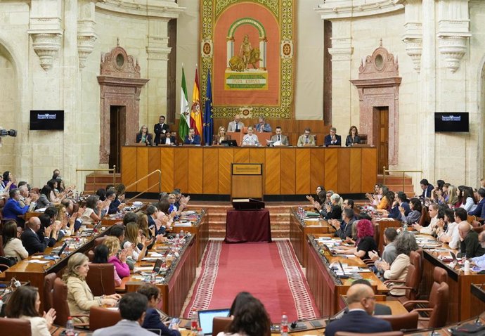 Celebración de la sesión plenaria en el salón de plenos tradicional (la capilla del antiguo Hospital de las Cinco Llagas) tras culminar los trabajos de restauración. A 21 de octubre de 2026 en Sevilla (Andalucía, España).