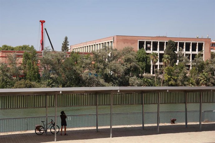 Archivo - Vista general del antiguo edificio de la tabacalera Altadis junto al río Guadalquivir, que se encuentra en obras y albergará un hotel y zonas verdes. A 12 de agosto de 2024, en Sevilla (Andalucía, España).