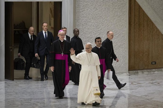 El Papa saluda a los participantes del Congreso Internacional sobre capellanía escolar y universitaria.