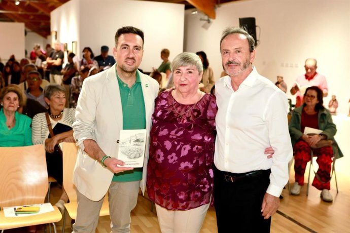 El delegado con la autora.