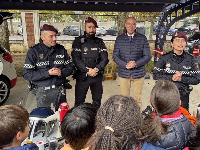 El alcalde de León, José Antonio Diez (centro derecha), durante la jornada de puertas abiertas de la Policía Local de León.