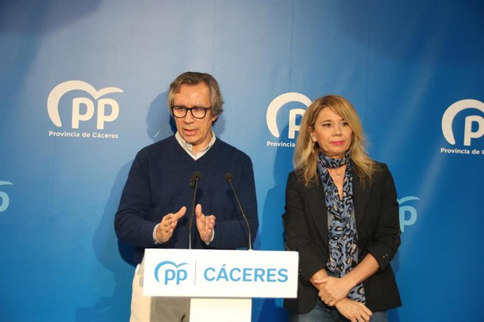 Archivo - Carlos Floriano, junto a Cristina Teniente, en una imagen de archivo