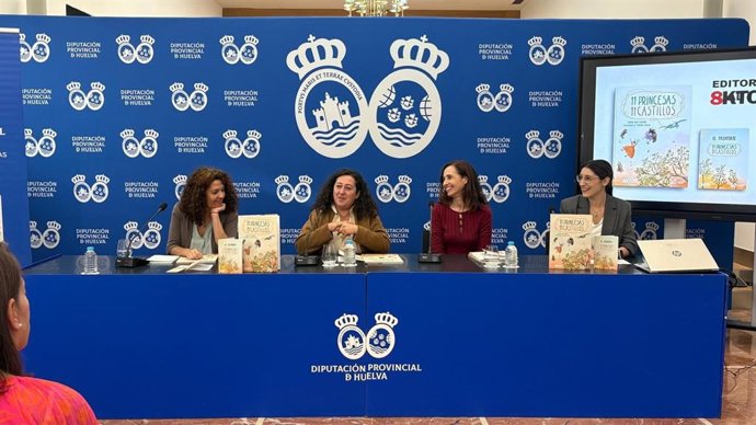 La diputada de Igualdad, Mar Martín Florido, en la presentación del cuento '11 Princesas, 11 Castillos' junto a la escritora Carmen Sara Floriano, la ilustradora Virginia Ogalla  y la coordinadora de la editorial 8KTO, Ana Garrido.