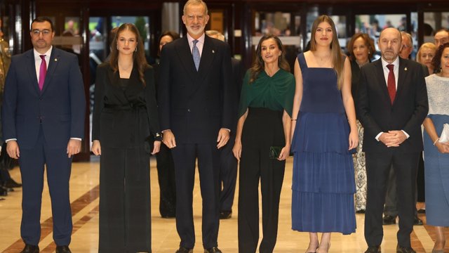 La familia real llega al Auditorio Príncipe Felipe de Oviedo