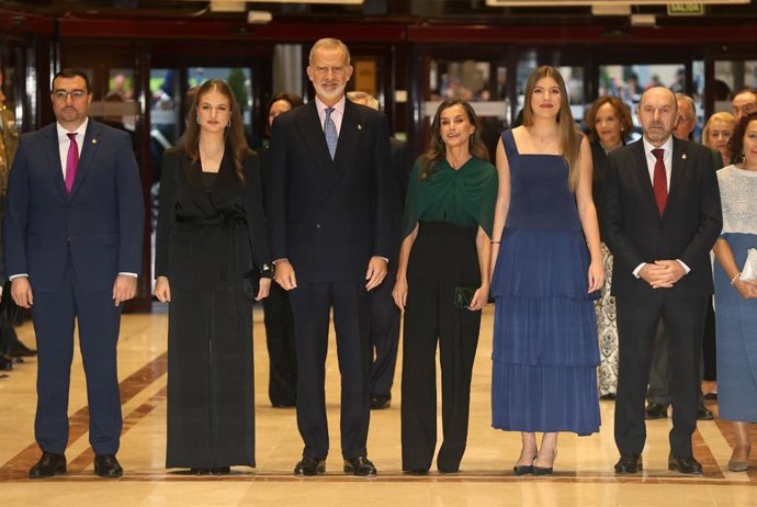 La familia real llega al Auditorio Príncipe Felipe de Oviedo