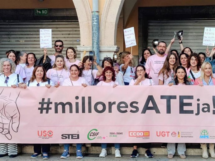 Las auxiliares técnicas educativas se concentran en Palma para denunciar los "recortes" previstos por la administración