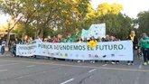 Vídeo: Profesores marchan en Madrid para exigir "una negociaciación" a la consejera de Educación