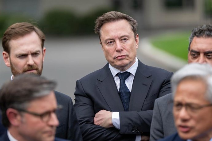 Elon Musk junto a otros líderes de firmas tecnológicas en la Casa Blanca