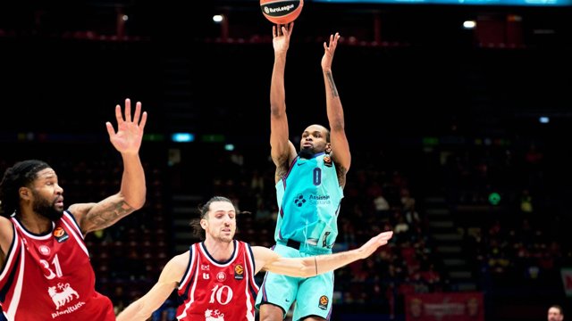 Kevin Punter lanza a canasta en el Armani Olimpia Milan - Barça (81-89) de la jornada 7 de la Euroliga 2026/27