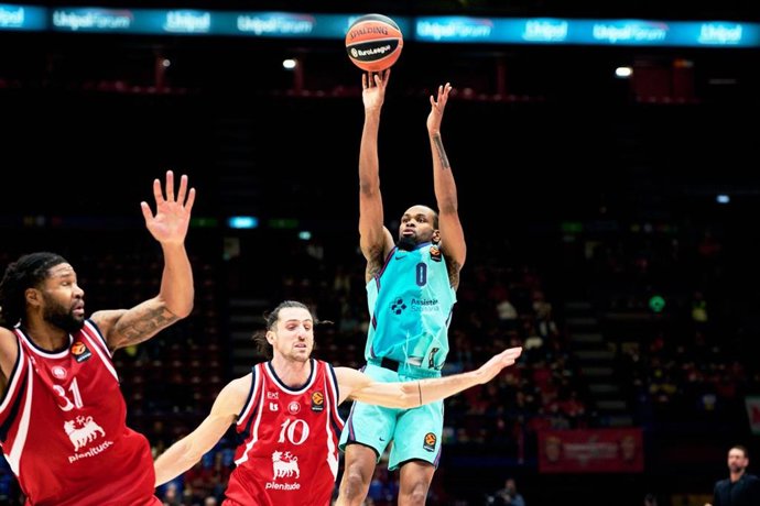 Kevin Punter lanza a canasta en el Armani Olimpia Milan - Barça (81-89) de la jornada 7 de la Euroliga 2026/27