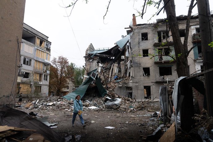 Archivo - Arquivo - 16 de setembro de 2026, Sloviansk, região de Donetsk, Ucrânia: Prédios gravemente danificados após um ataque com mísseis russos em Sloviansk, na região de Donetsk, na Ucrânia. O ataque destruiu partes de vários prédios residenciais, de