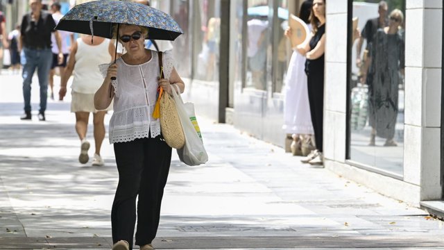 Archivo - Varias personas caminan por la calle, a 22 de julio de 2026, en Murcia, Región de Murcia (España).