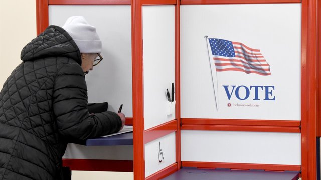 Archivo - Los votantes acuden al Ayuntamiento de Racine, en el primer día de votación anticipada en Wisconsin para las elecciones de mitad de mandato en Estados Unidos.