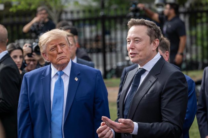 Archivo - El empresario Elon Musk interviene durante un encuentro informal con el presidente de Estados Unidos, Donald Trump, junto a varios ejecutivos del sector tecnológico en la Casa Blanca.