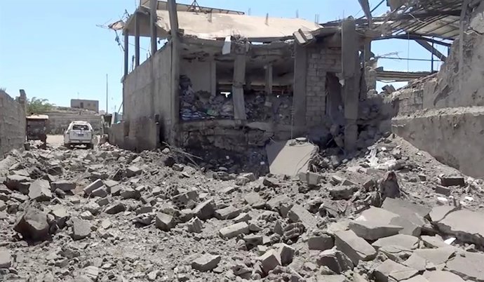TAIZ, 27 de setembro de 2026  -- Esta captura de tela divulgada pelo Centro de Mídia Houthi em 27 de setembro de 2026 mostra a destruição após um suposto ataque aéreo saudita que teve como alvo um mercado em Taiz. Pelo menos sete pessoas morreram e outras