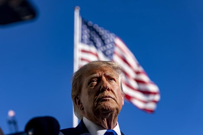 October 22, 2026, Washington, District Of Columbia, USA: United States President Donald J Trump speaks to the press before departing from the South Lawn of the White House in Washington, DC, USA, on Thursday, October 22, 2026. Trump is traveling to Sioux 