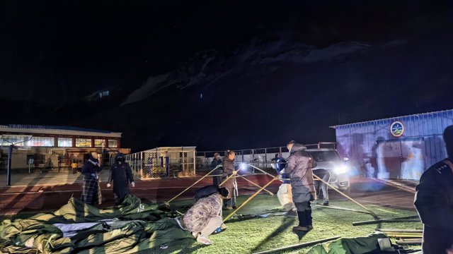 Instalación de tiendas de campaña para los residentes afectados por el terremoto en una escuela primaria del condado de Baqing, ciudad de Nagqu, en la Región Autónoma del Tíbet
