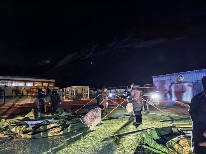 Instalación de tiendas de campaña para los residentes afectados por el terremoto en una escuela primaria del condado de Baqing, ciudad de Nagqu, en la Región Autónoma del Tíbet