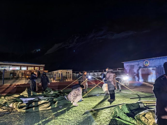 NAGQU, 23 de outubro de 2026  -- Barracas estão sendo montadas para os moradores afetados pelo terremoto em uma escola de ensino fundamental no condado de Baqen, na cidade de Nagqu, na Região Autônoma de Xizang, no sudoeste da China, em 23 de outubro de 2
