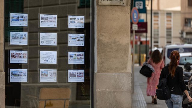 Archivo - Anuncios de viviendas en venta en una inmobiliaria, a 15 de abril de 2024, en Palma de Mallorca, Mallorca, Baleares (España).