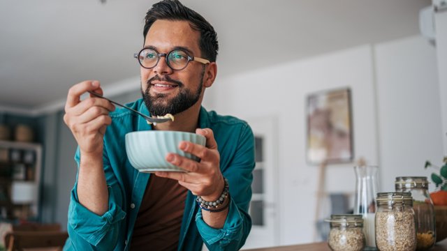 Archivo - Hombre comiendo cereales de un cuenco.