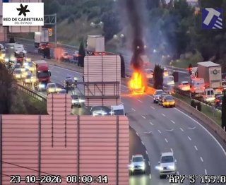 Vehicle Incendiat Que Obliga A Tallar 3 Carrils De l'AP-7 A Sant Cugat (Barcelona) En Sentit Girona