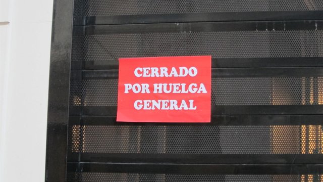 Archivo - Un comercio cerrado por una huelga general