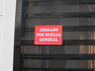 Archivo - Numerosos comercios han amanecido con pegatinas de cerrado por huelga