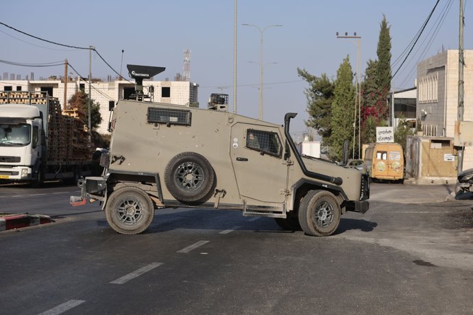 23 October 2026, Palestinian Territories, Hebron: Israeli forces deploy at the scene following an exchange of fire with two armed Palestinian men at the northern checkpoint of Hebron in the Israeli-occupied West Bank.