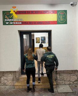La sospechosa tras su detención, conducida al cuartel de Brihuega por dos agentes de la Guardia Civil.