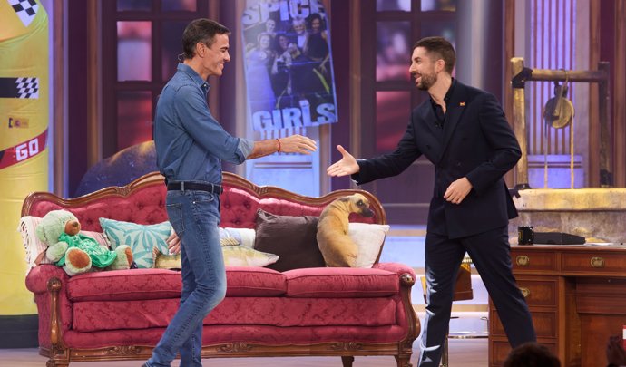 El presidente del Gobierno, Pedro Sánchez, en el programa 'La Revuelta' junto al presentador David Broncano.
